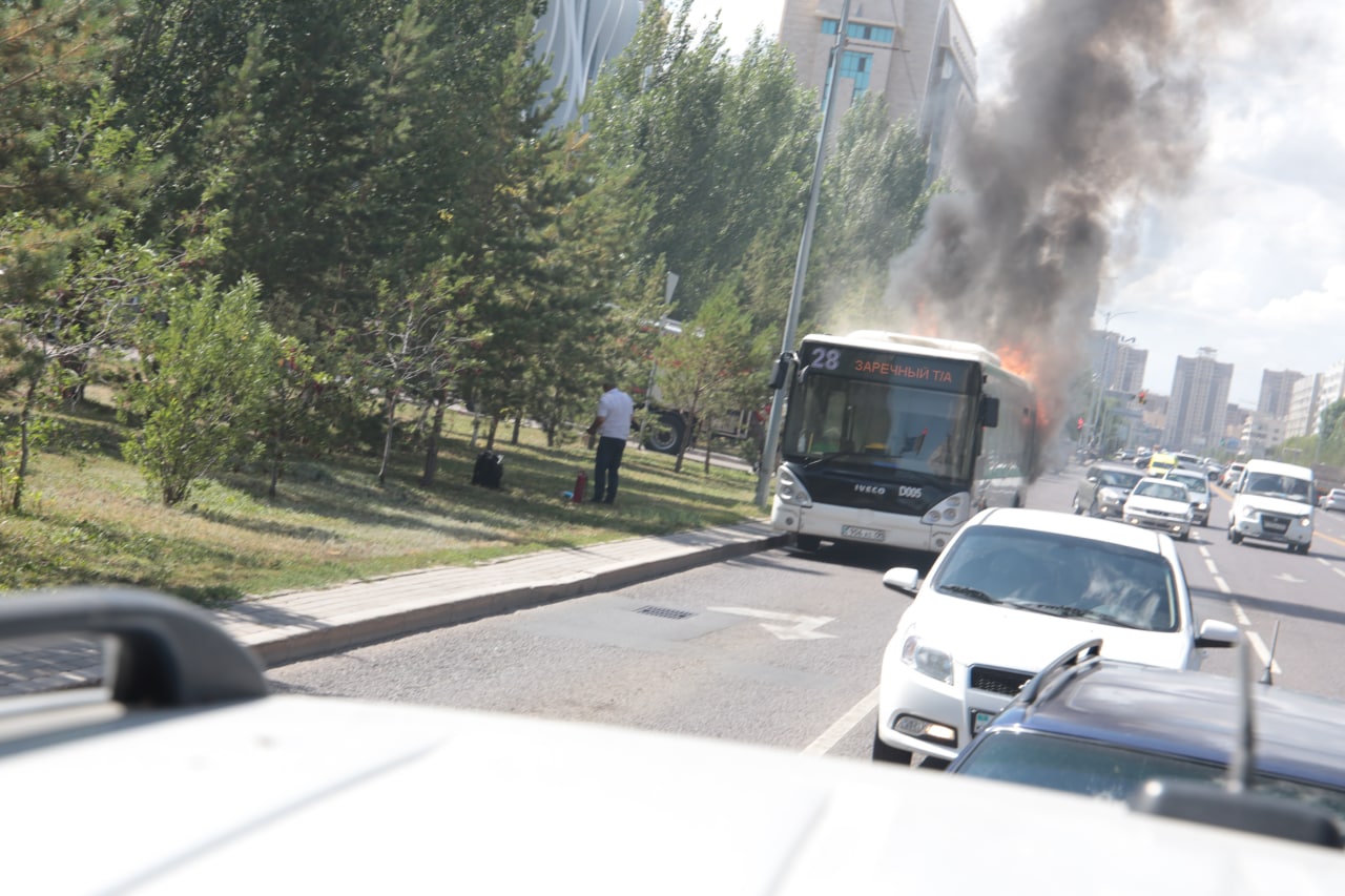 Пассажирский автобус загорелся в Нур-Султане