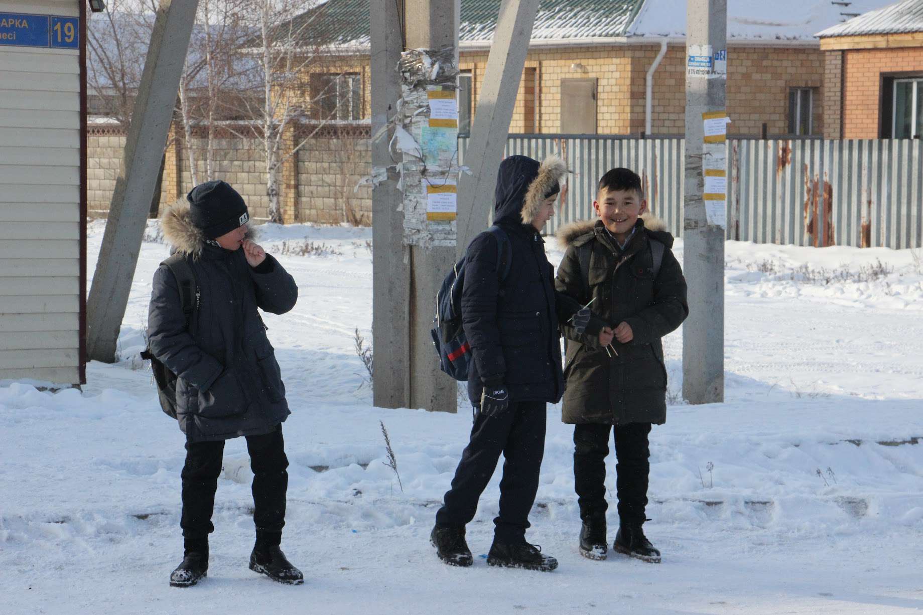 Сколько школьников должно упасть и получить сотрясение, чтобы лед вокруг  школы наконец скололи?