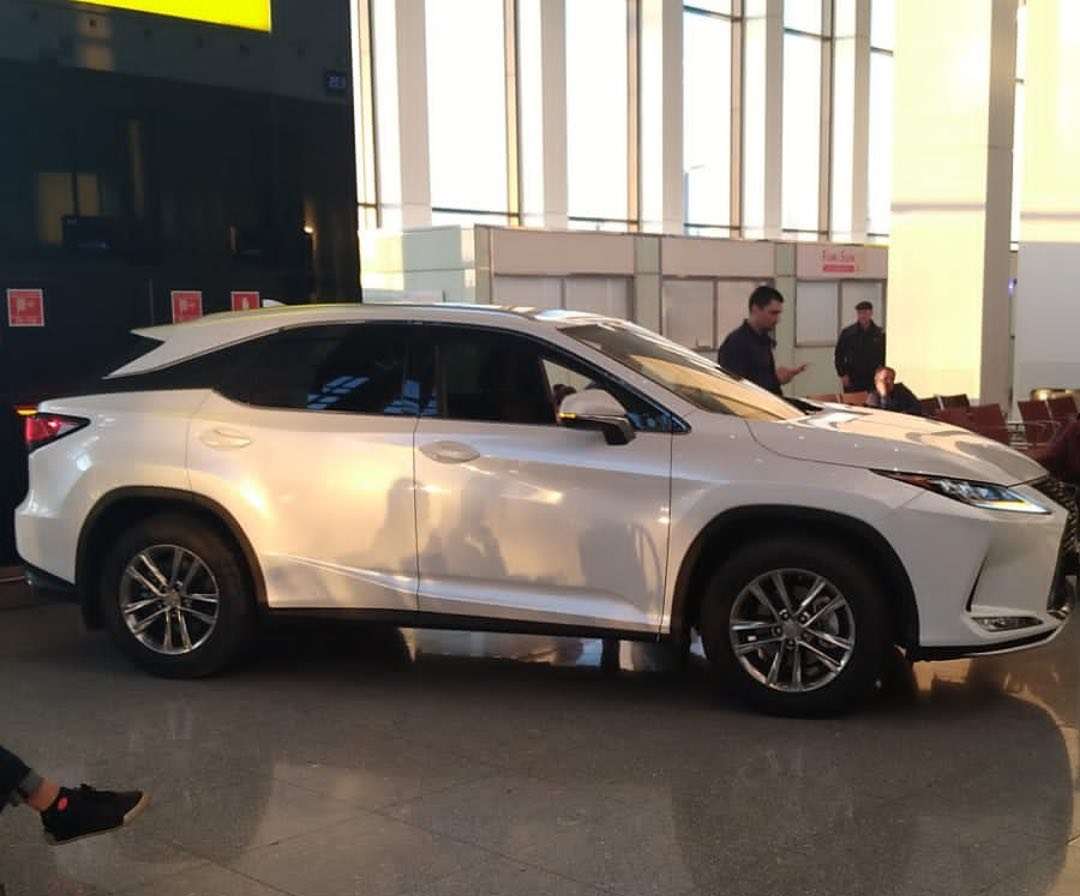 Видео с заехавшим в терминал столичного аэропорта Lexus обсуждают в Сети