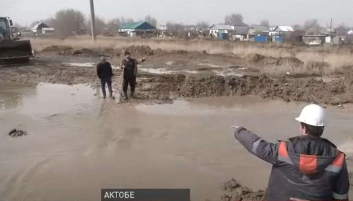 После потопа. Пострадавшие от наводнения жители. Люди спасаются от наводнения. Пострадавшие от наводнения жители. Пострадавшие от наводнения жители.