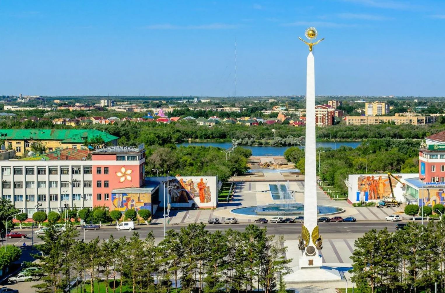 Караганда город в казахстане. Караганда Стелла. Площадь независимости Караганда Казахстан. Караганда центр города. Стелла независимости Казахстана Караганды.