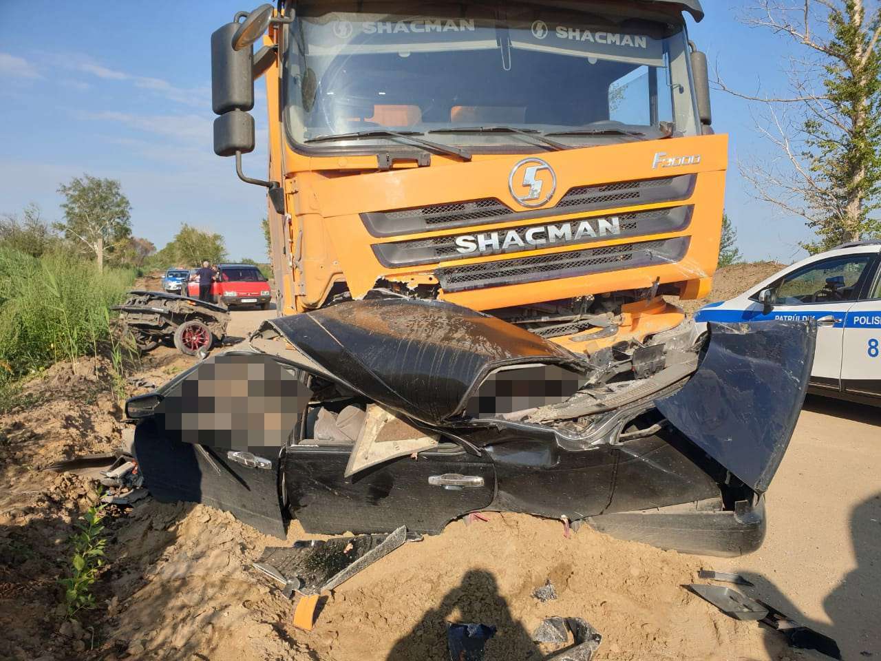 Легковушка влетела под грузовик в Костанайской области: погибли три человека