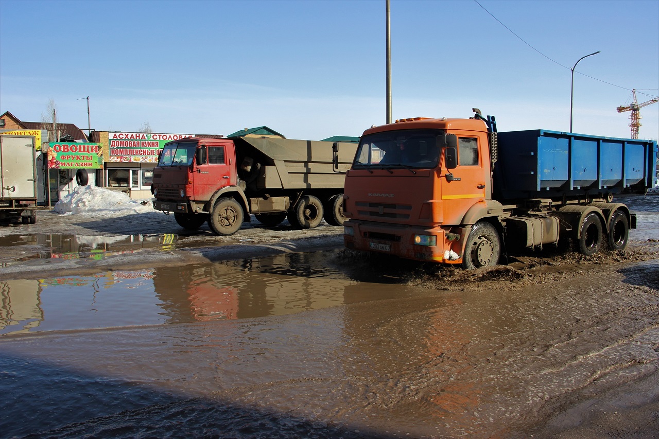 КамАЗ с прицепом утонул на... дороге в селе Саумалколь Северо-Казахстанской  области