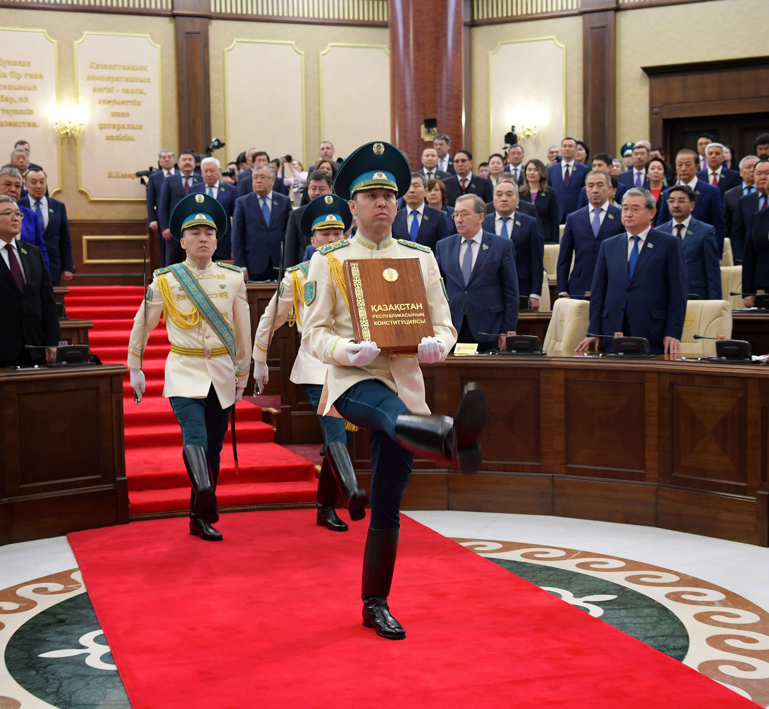 Первая конституция казахстана. Конституция Республики Казахстан. Токаев присяга. Первая Конституция РК.