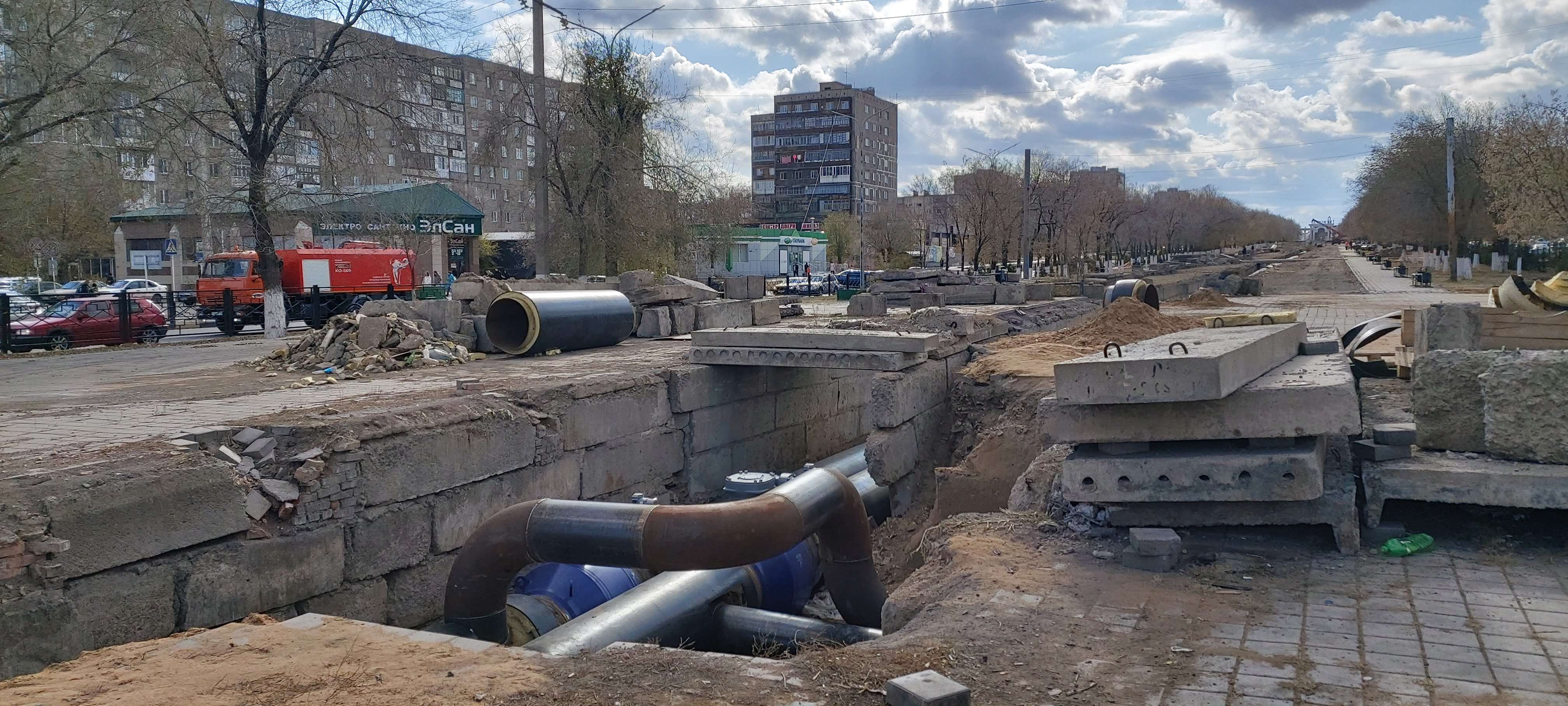 Фонтанами горячей воды, бьющих из старых теплотрасс, встретили День города  в Темиртау