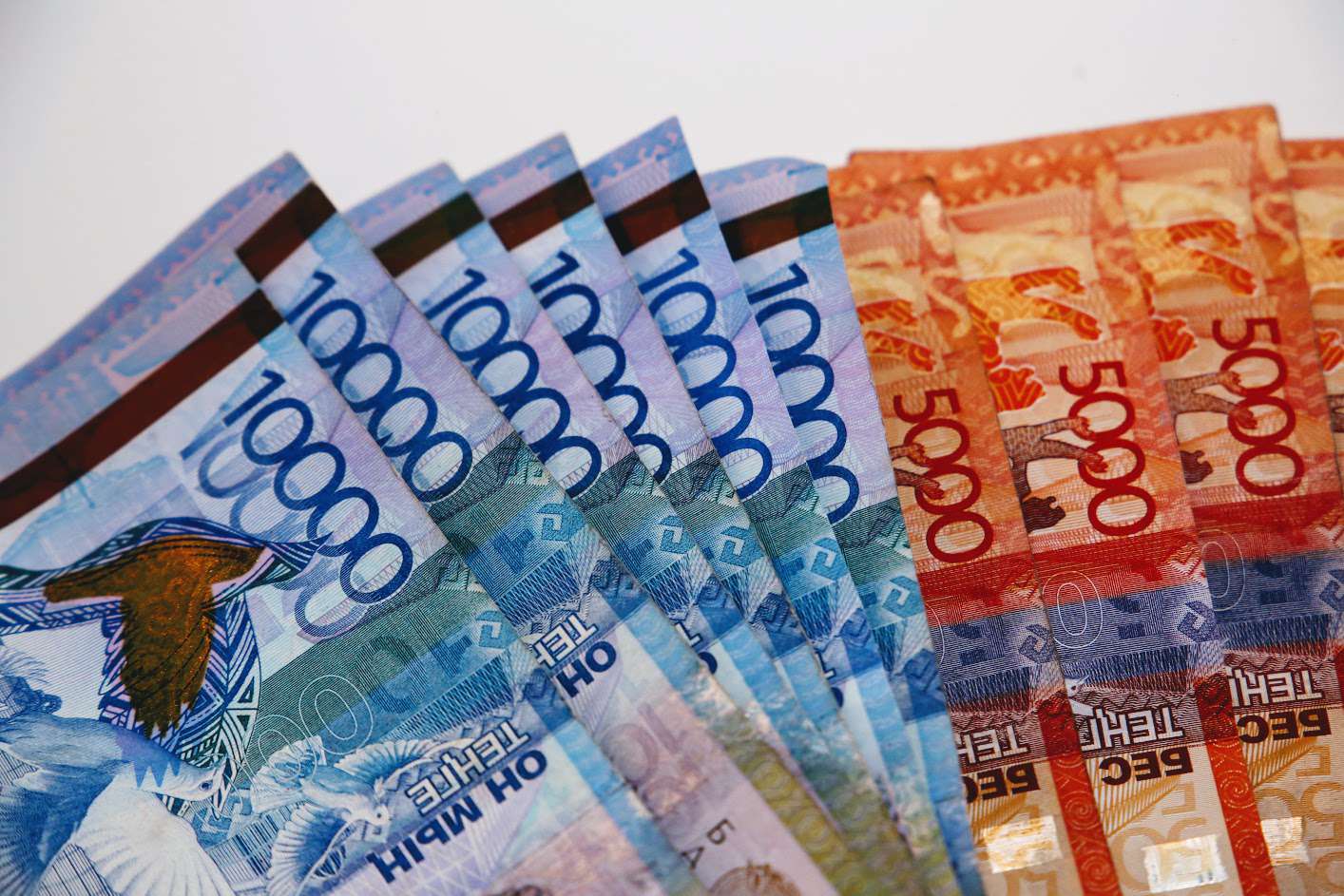 Национальный банк валюты казахстана. 6000000 Миллионов тенге в рублях. 750р в тенге. 730 Тенге в рублях. Заработная плата государственных служащих в 2023.