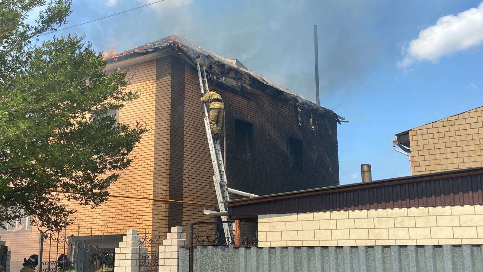 Фото пожара дома. Пожар фото. Пожар. Пожар в Астане сегодня последние новости.