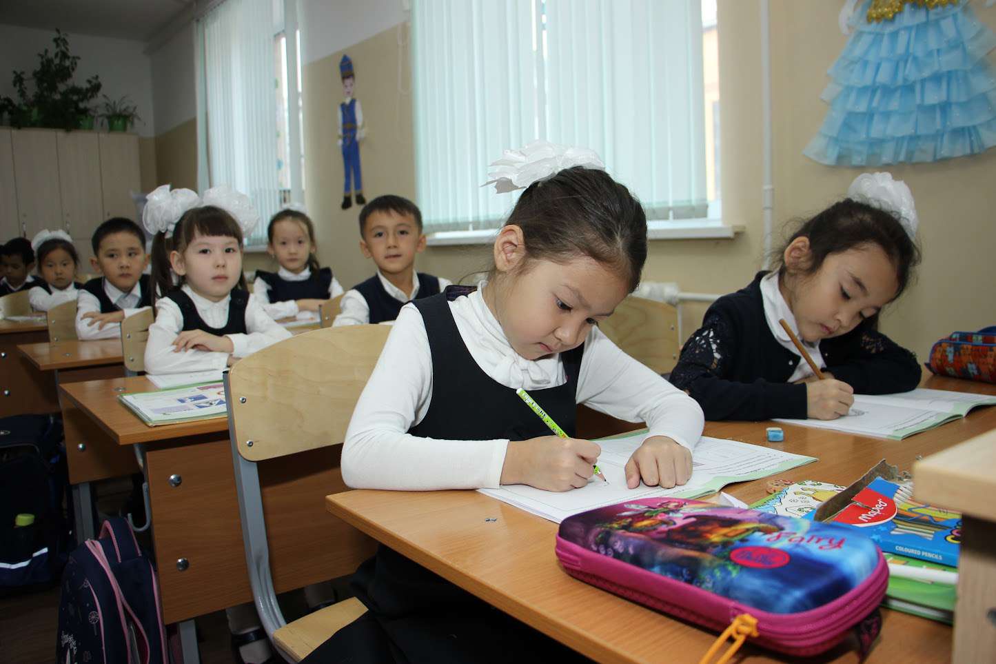 Образование в школах казахстана. Школы в Казахстане. Школьники Казахстана. РК это в школе. Дети в школе Казахстан.