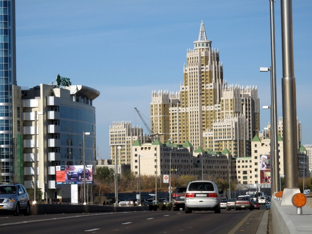 Движение грузового транспорта ограничат в Астане