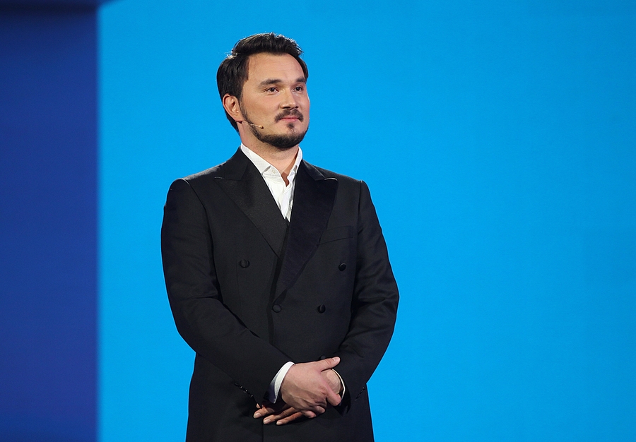 Жігіттер мен қыздар қыбырлайды