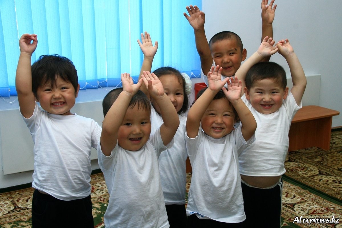 Картинка дети казахстана. Дошкольное образование в Казахстане. Детям о Казахстане в детском саду. Детсад дети казахи. Казахские дети детский сад.