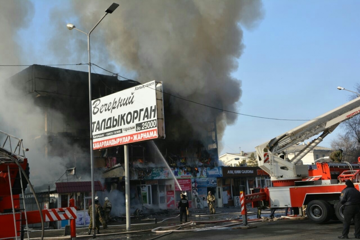 Более 300 человек эвакуировали из горящего торгового дома в Талдыкоргане