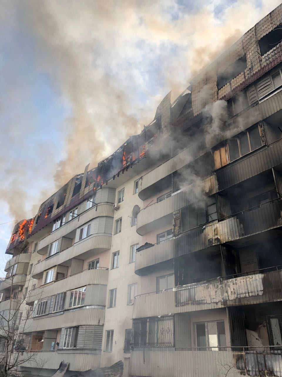 300 человек эвакуированы из-за пожара в жилом доме в Алматы