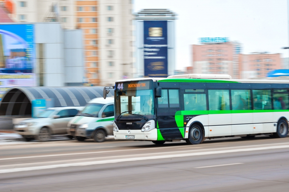 Транспорт казахстана. Автобусы в Казахстане Астана. Автобус ЛРТ. Проезжающий автобус.