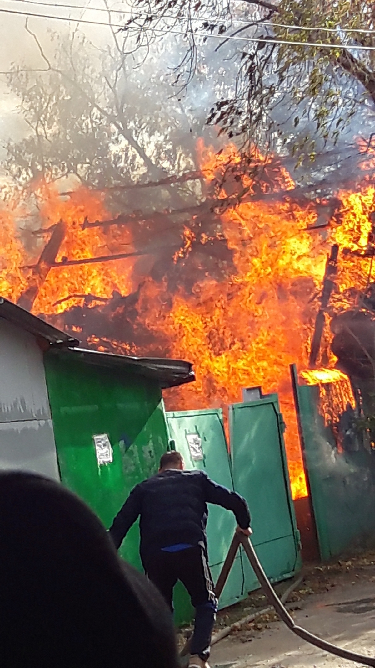 Пожар в районе Центрального рынка в Костанае: сгорел дом