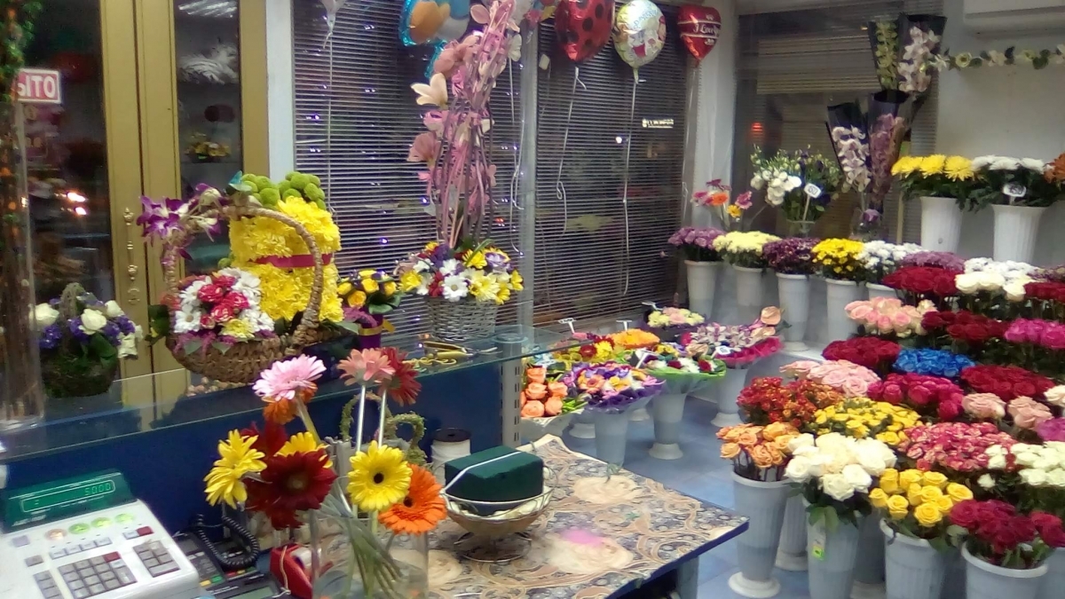 Цветочный магазин поштучно. Витрина цветочного магазина. Витрина с цветами. Цветы магазинные. Цветочный отдел.