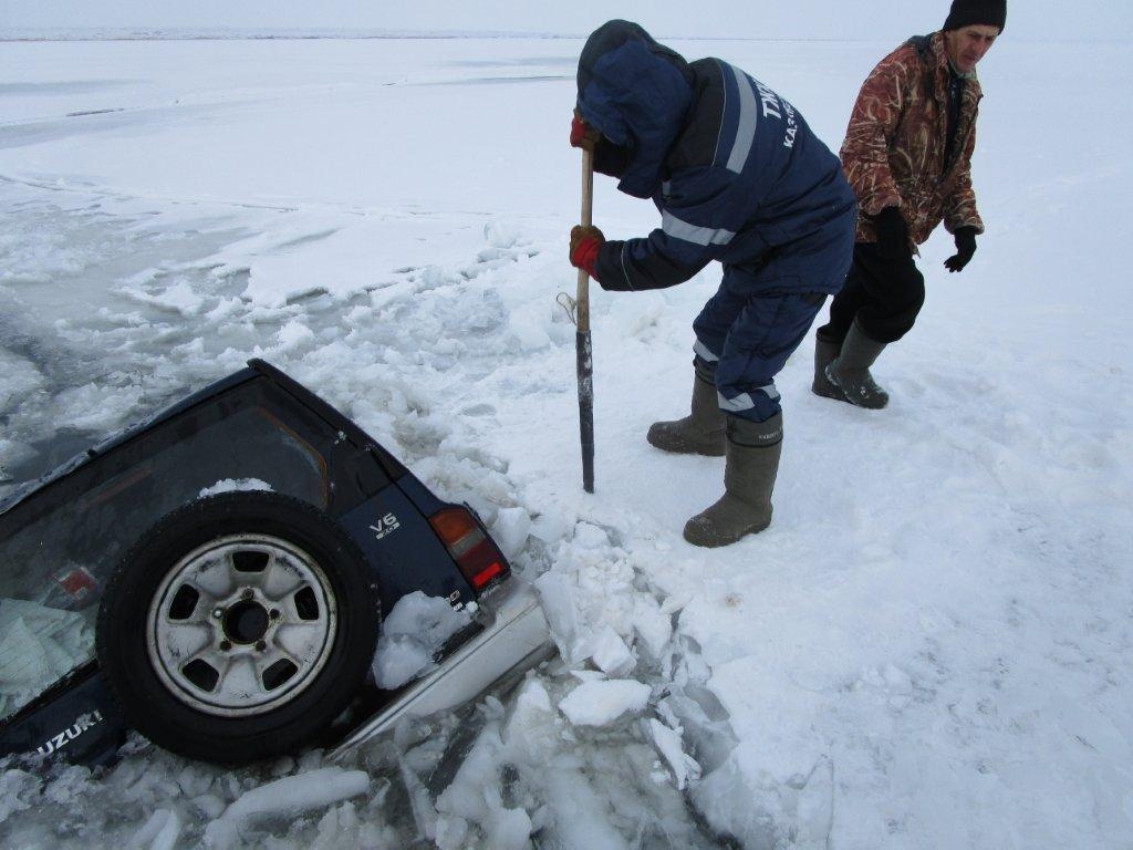 В ВКО три рыбака на машине провалились под воду, один погиб