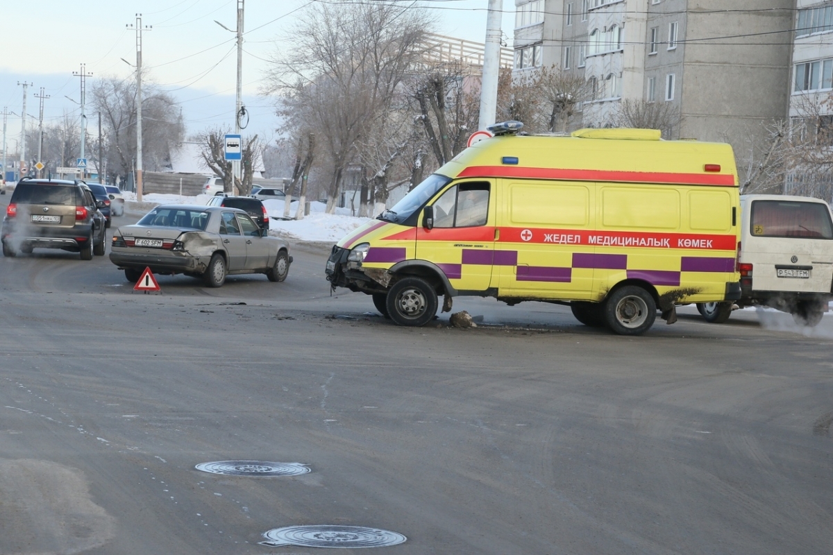 В Костанае скорая помощь попала в ДТП