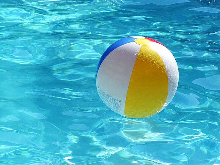 Игра с мячом в бассейне 9. Бассейн с мячиками. Мяч в воде. Мячик для воды. Плавающий мяч.