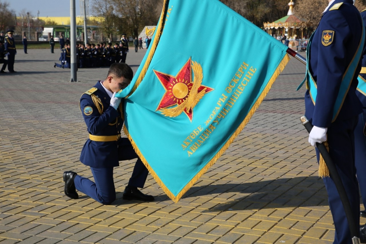 Актюбински летный училище. Военный институт сил воздушной обороны им. т.я. Бегельдинова в Актобе. Боевое Знамя Казахстана. Военное летное училище в Казахстане. Актюбинское военное летное училище.