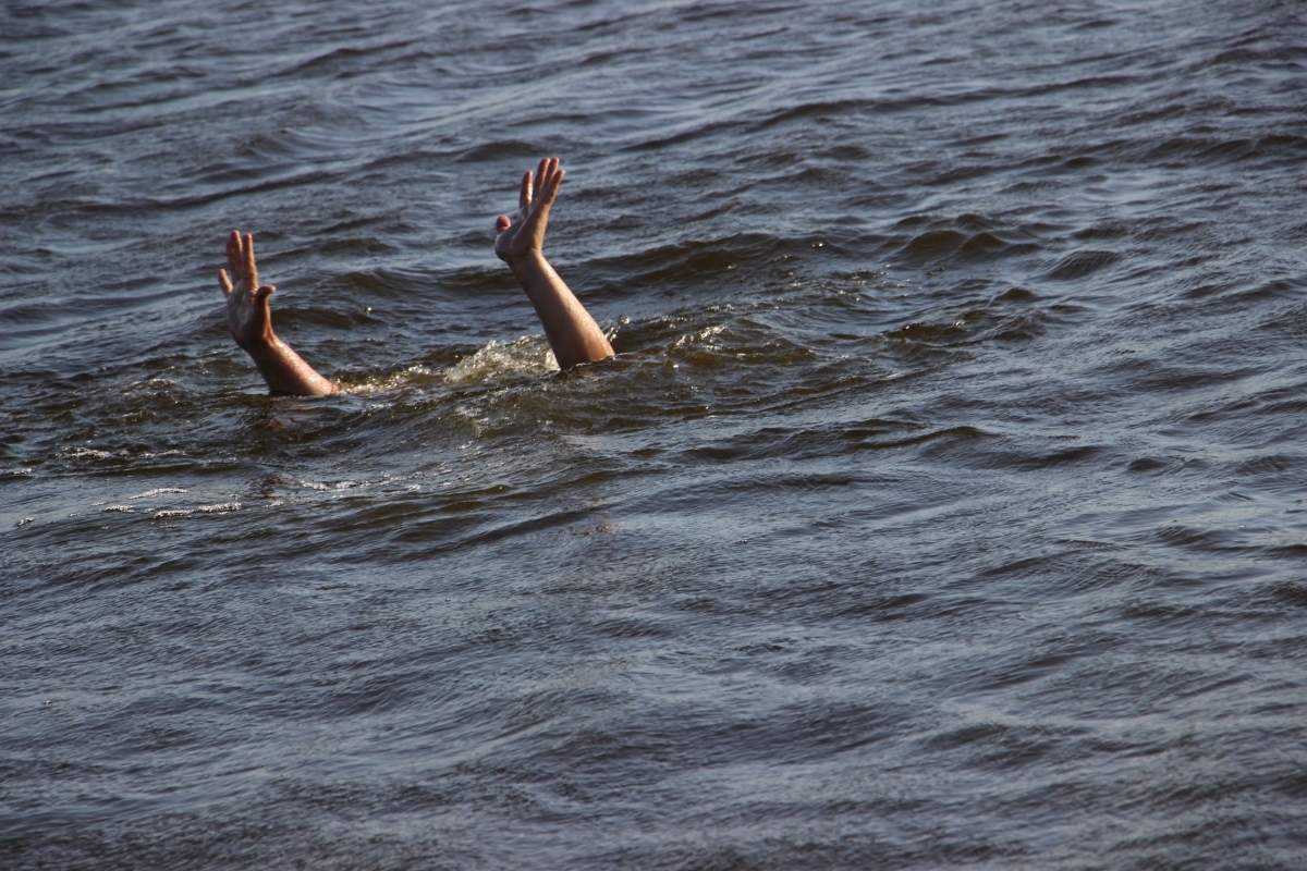 Человек переплывает реку