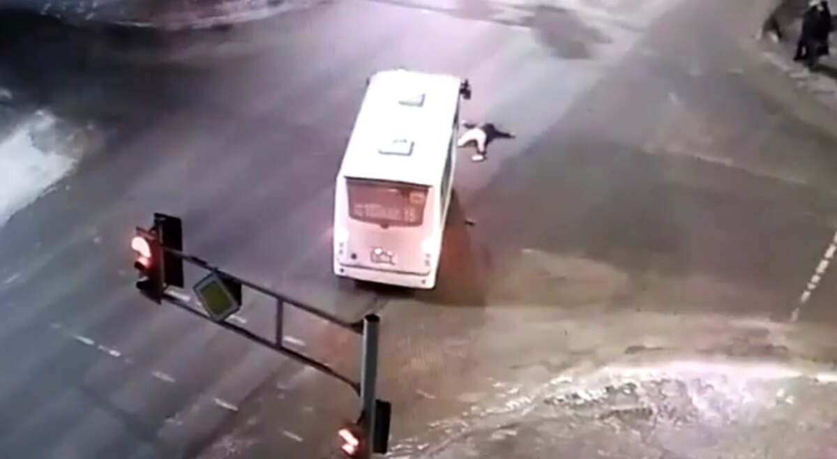 Автобус сбил пешехода. В Петропавловске кз сбили пешехода. Водитель автобуса задавивший пешеходов Шымкент. Авария в Петропавловске Казахстан сегодня. Автобус в Шымкенте сбил людей.