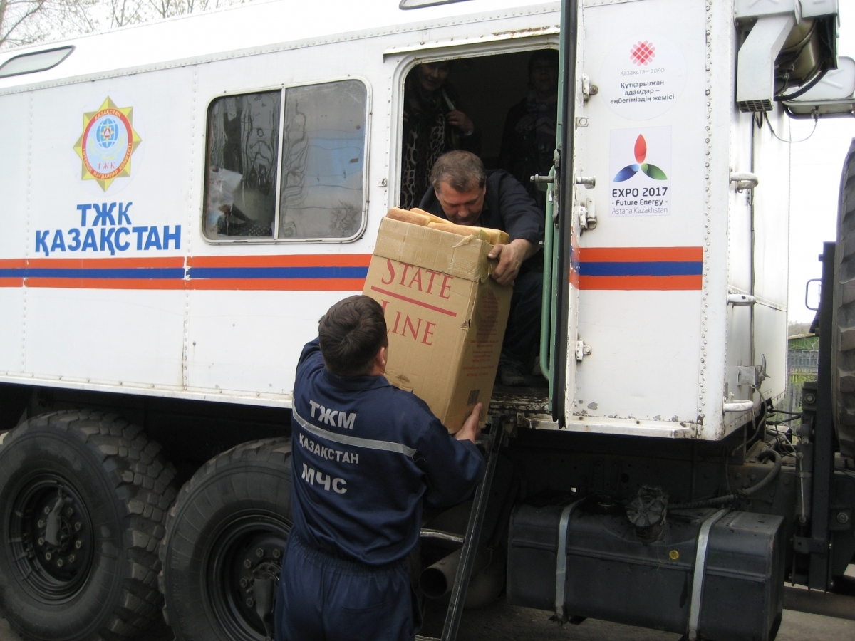 Спасатели помогают продуктами жителям подтопленного Заречного в СКО