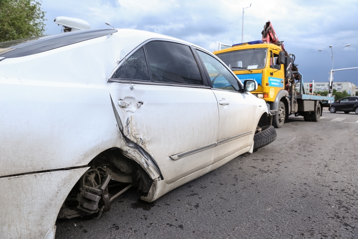 Автомобиль лишился двух колес в аварии в Астане