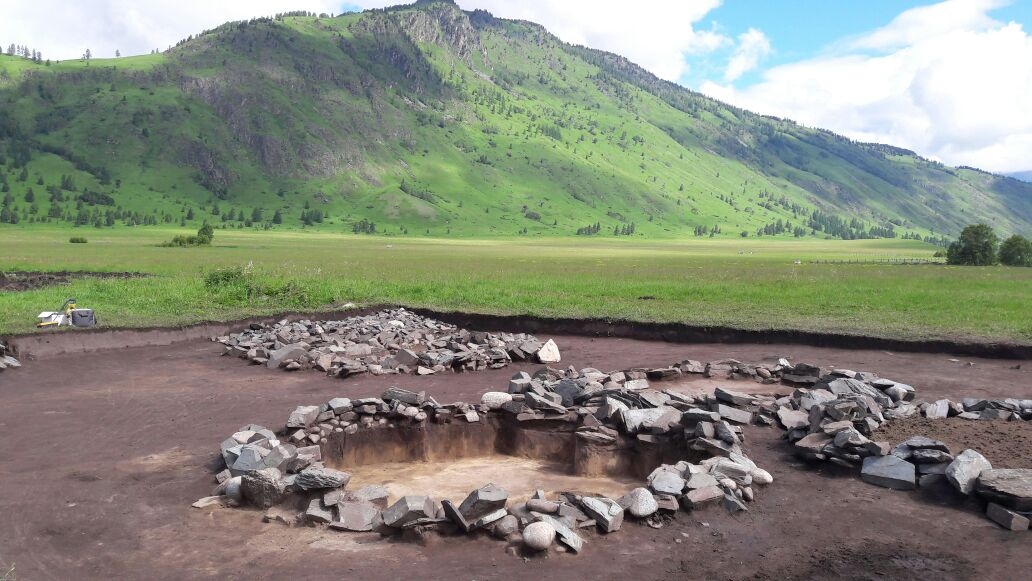 Где расположены берельские курганы. Белый камень Берель. Берель позам. Банки Империал Берель.