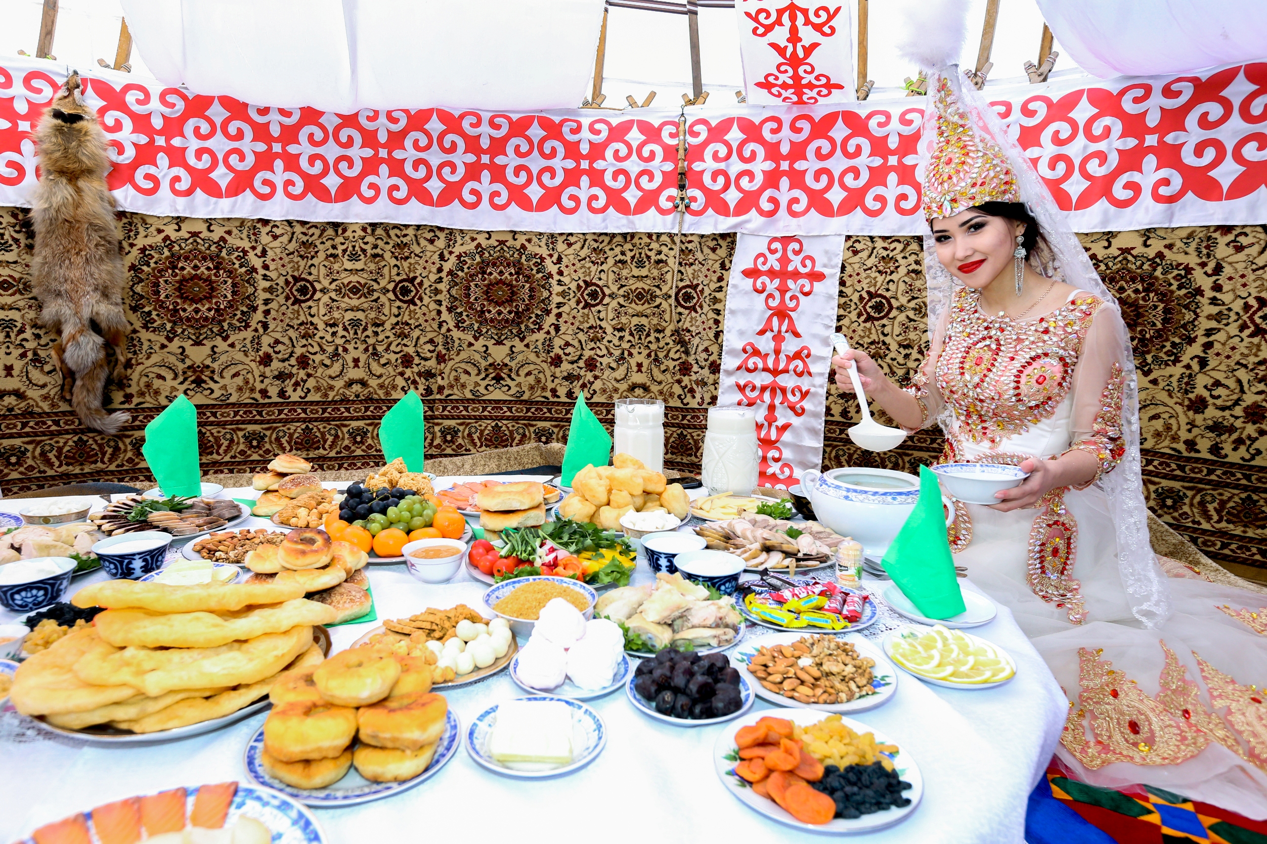 накрытый стол в казахстане