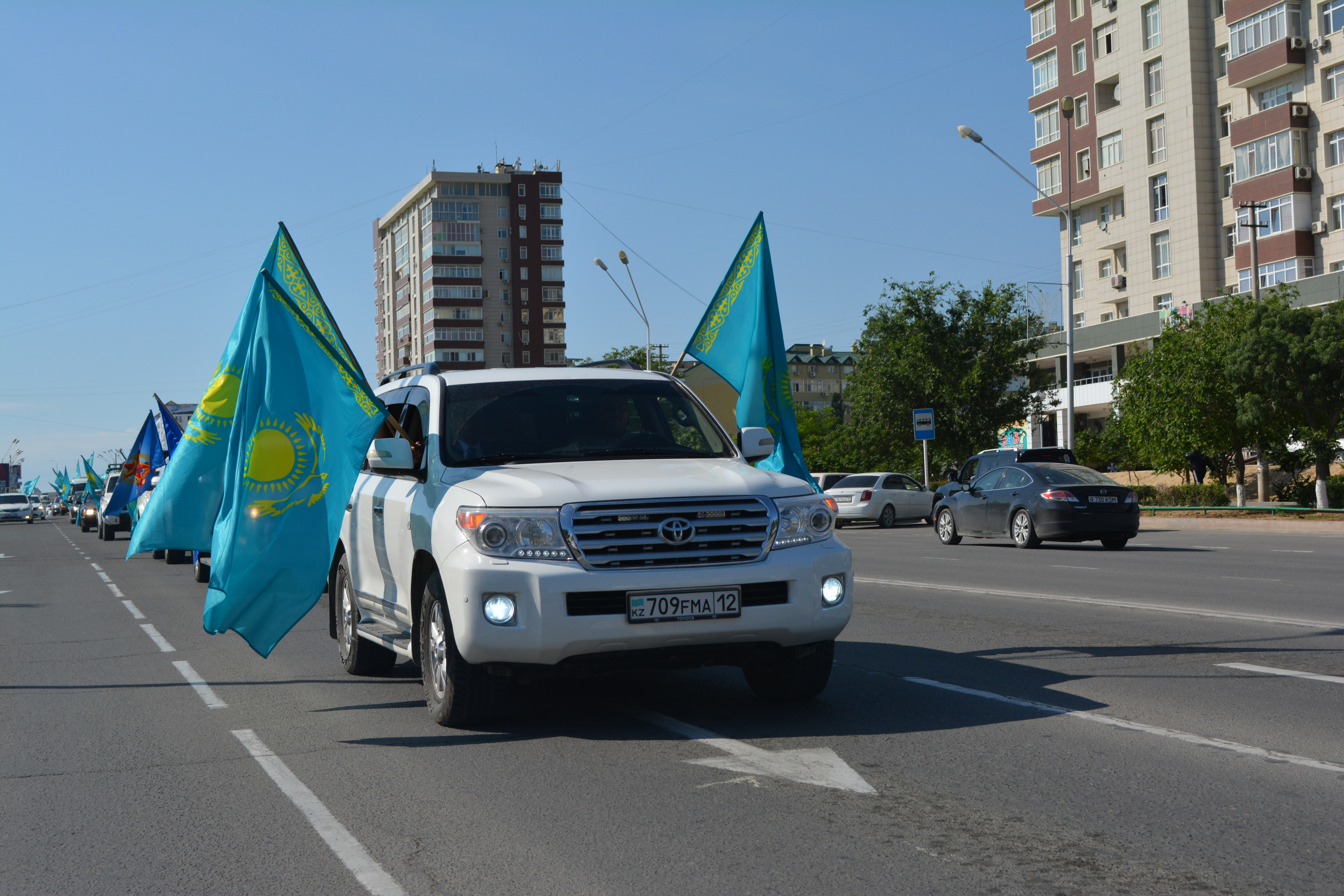 День Госсимволов Казахстана ОССБ чествовал автопробегом в Актау