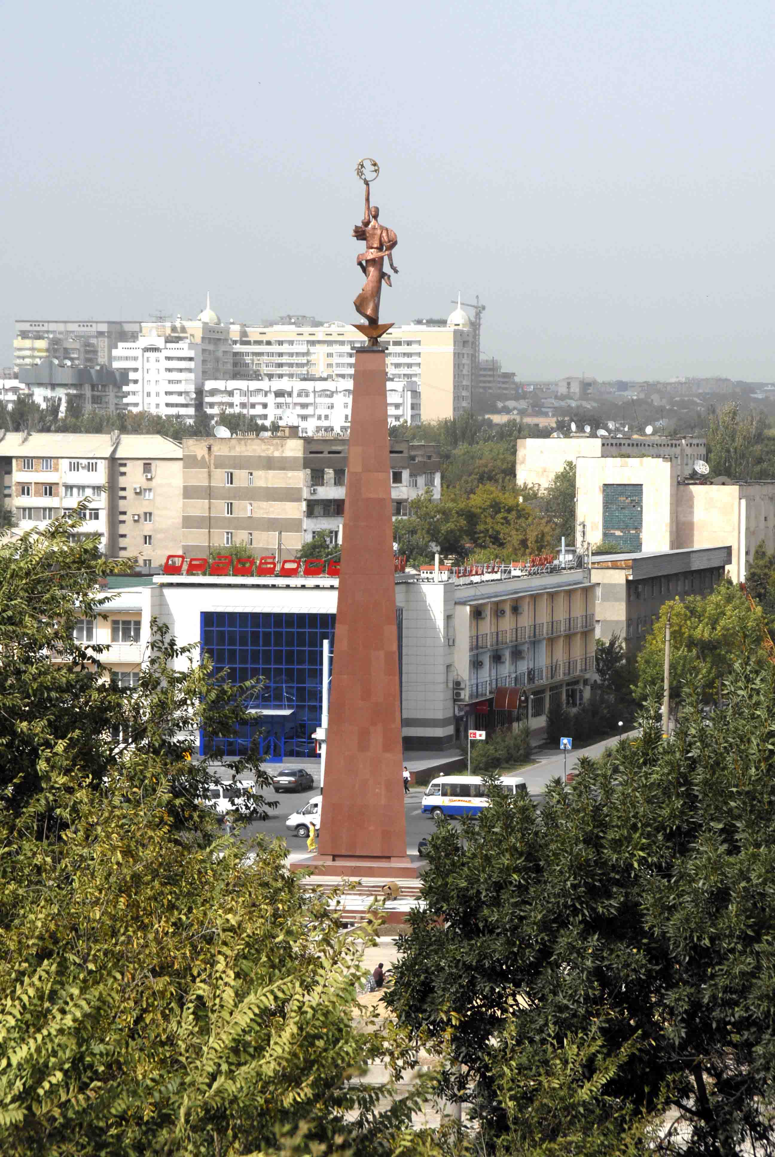 Город в интерьере рынка