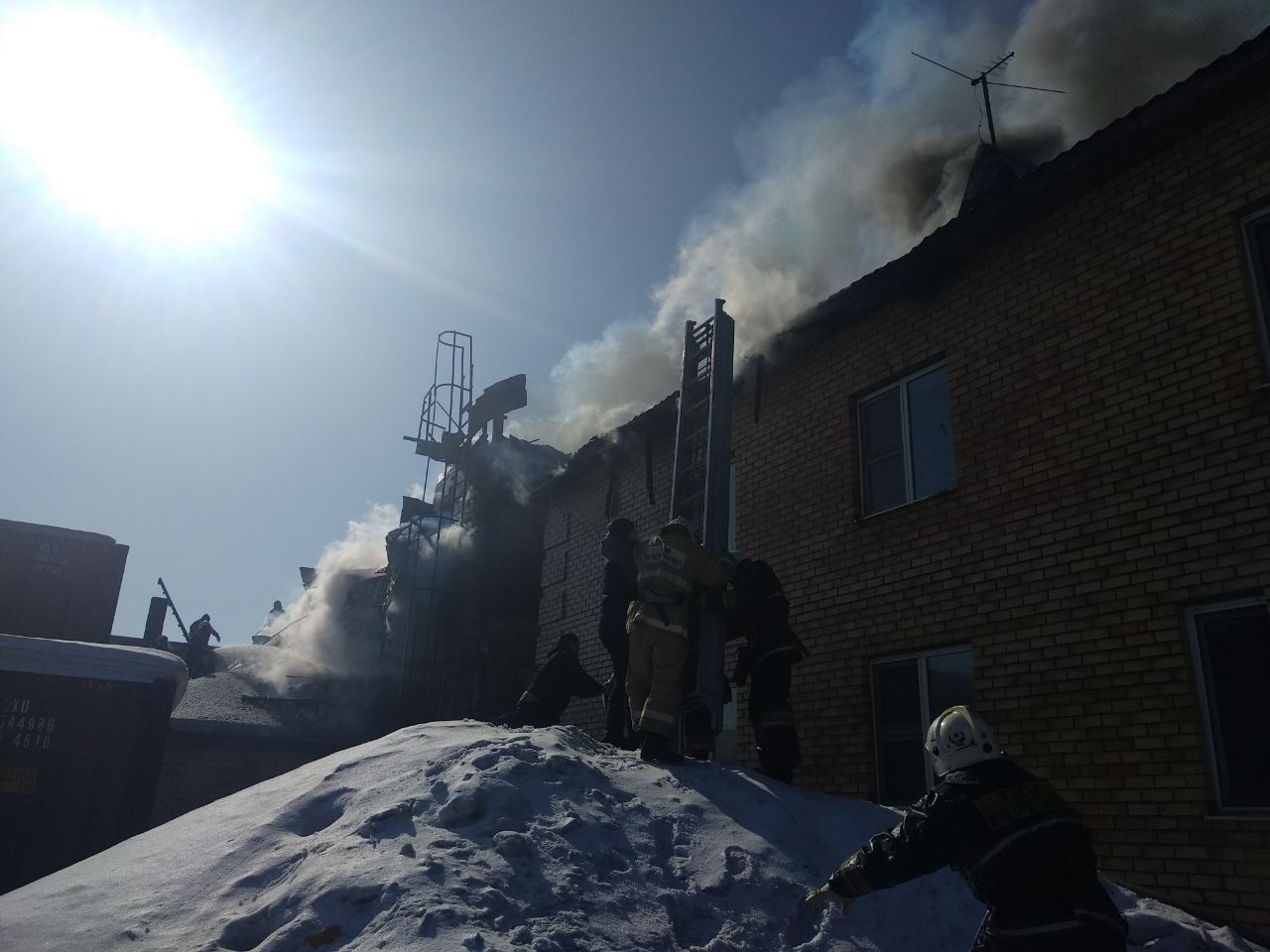 Женщина и ребенок погибли из-за пожара в трехэтажном коттедже в Астане