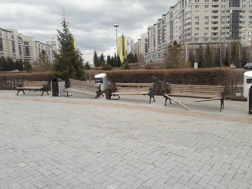 Лавочки вокруг памятника. Скамейки Астана. Вандалы Казахстана. Скамейки около кристалла Краснодар.