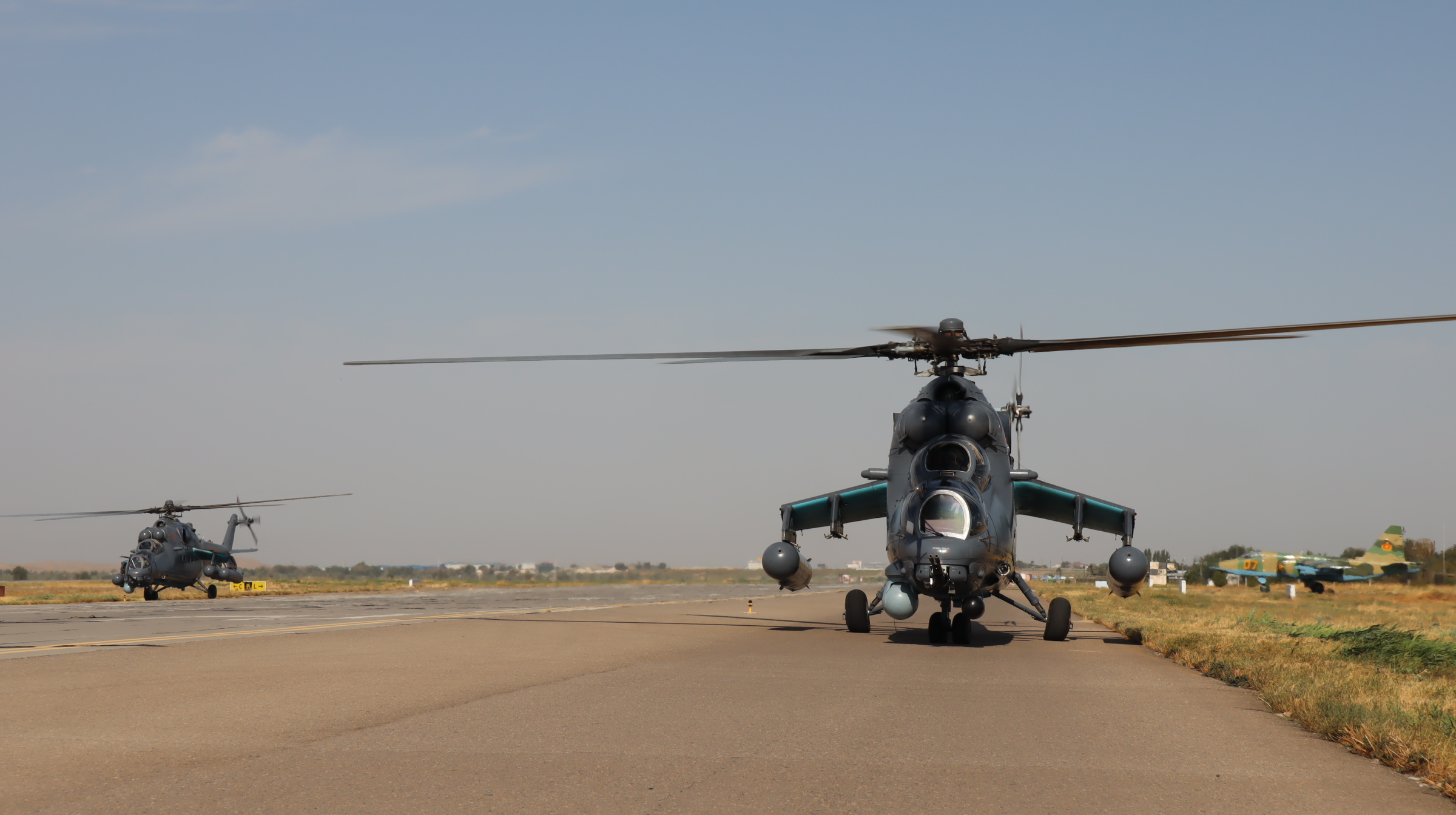 Вертолет взлетает. Почему появляются вертолеты. Почему появляются вертолеты. История как появился вертолет. Еврокоптер х3.