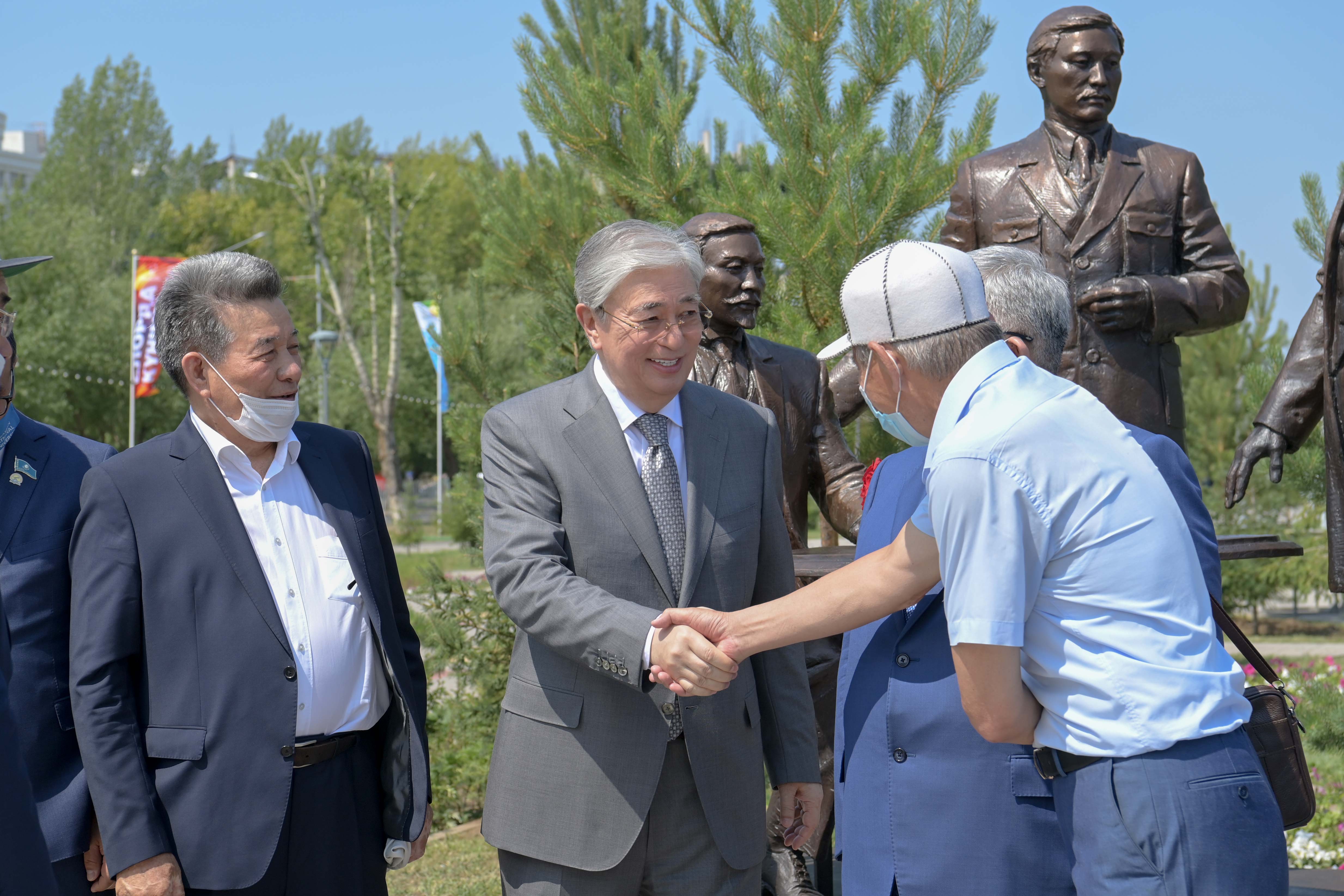 памятники назарбаеву в казахстане